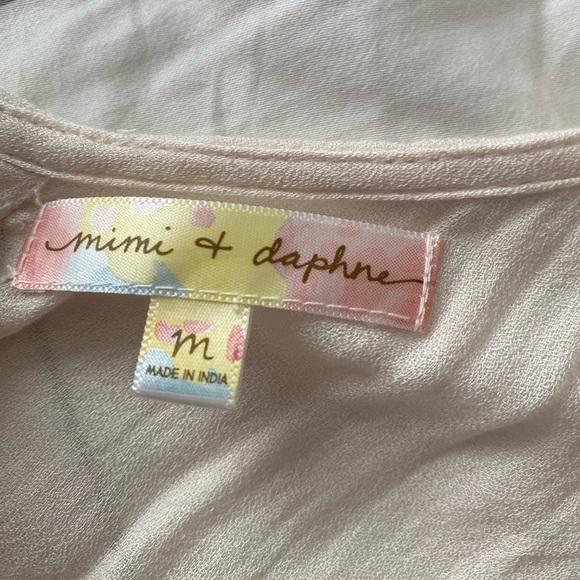 Off-white flowy blouse with floral embroidered design - Picture 6 of 6